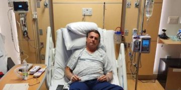 Bolsonaro dice que está internado por una “adherencia abdominal”